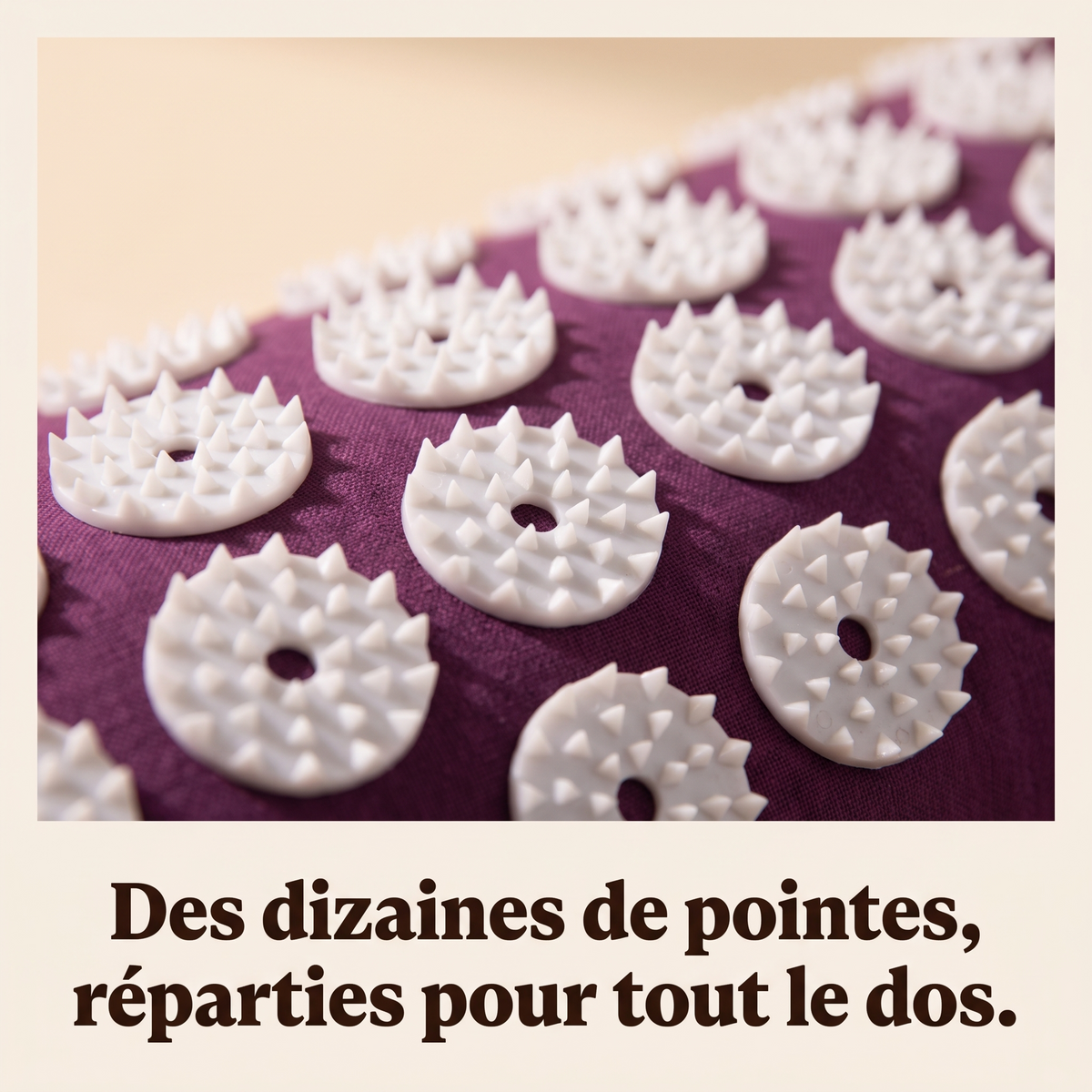 Gros plan sur les pointes d'acupression du tapis Nuitfranche
